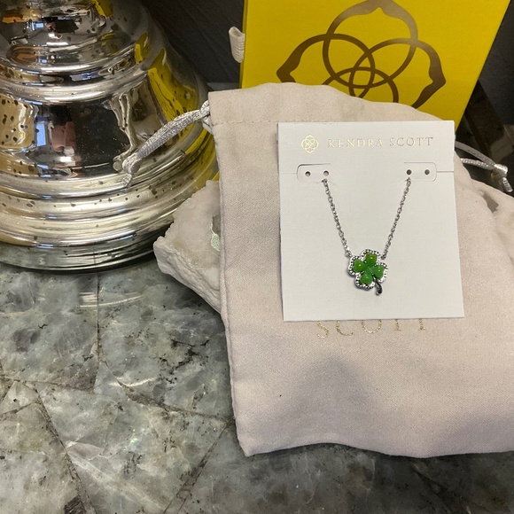 Kendra Scott Silver Clover Short Pendant Necklace in Lime Green Magnesite - Picture 3 of 3